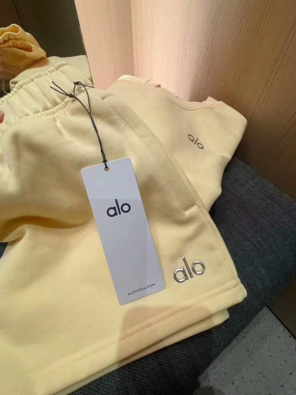 Alo Yoga Cropped Accolade Crewneck And Short Set Limited Candlelight Yellow Auth - Picture 3 of 5